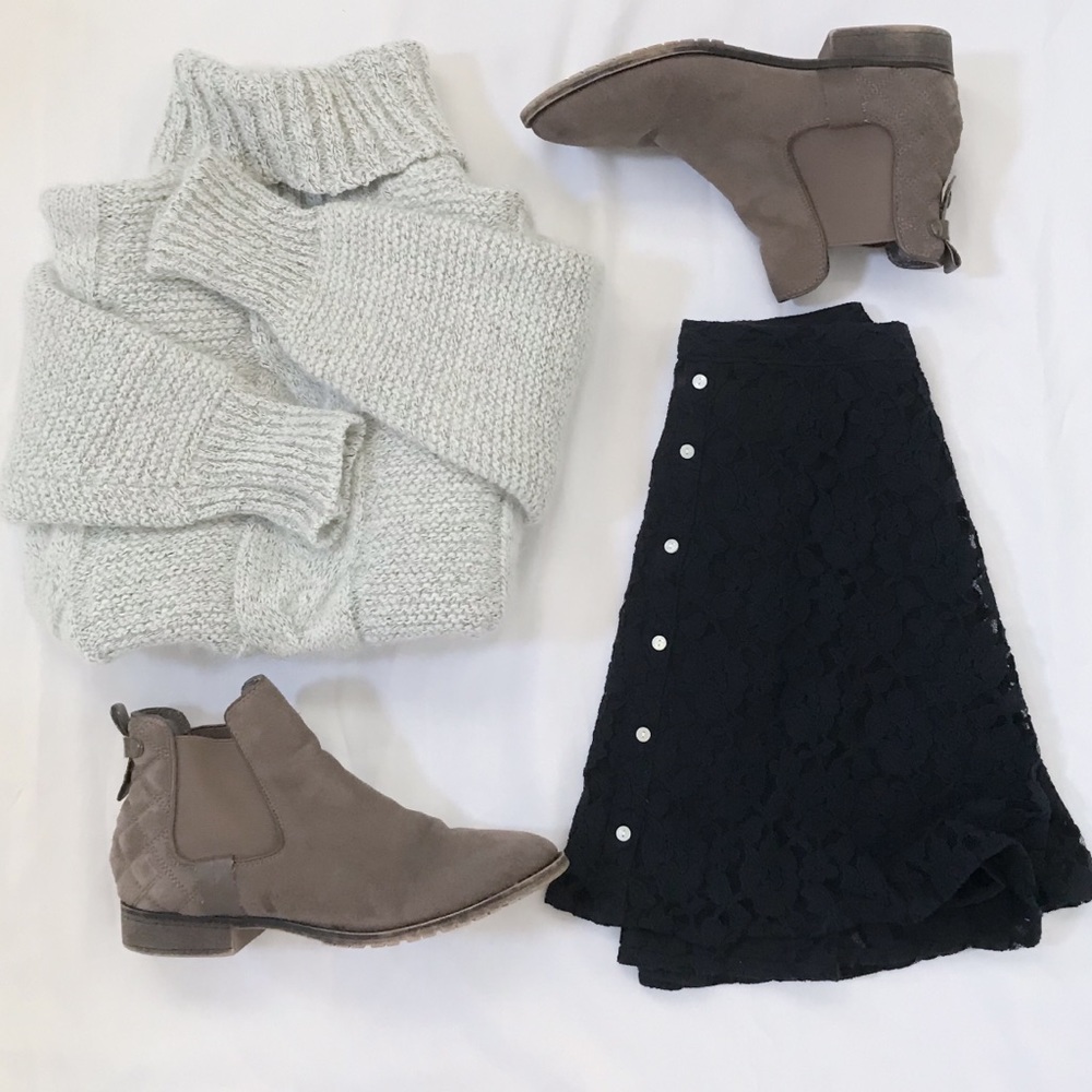 NWOT Goodnight Macaroon Brandy Turtleneck Sweater